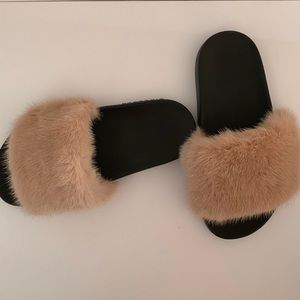 SALE! 🎉GIVENCHY Mink Fur Pool Slide Sandal